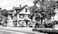 Der Gasthof Zum kleinen Riethüsli an der Verzweigung Teufener- und Riethüslistrasse um 1962. Das Gaiserbähnli fährt noch vor dem Gasthof durch. Das Restaurant selber wird schon damals als Pizzeria mit «Cucina italiana» geführt. (Bild: Sammlung Peter Uhler)
