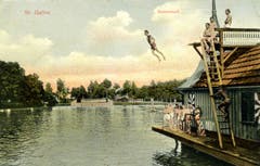 Badeplausch vor 1910 am Bubenweier. Das heute noch existierende Weiherhaus wurde zum Sprungturm umfunktioniert. Im Hintergrund ist am östlichen Weiherufer die Mädchenbadi zu erkennen. Dahinter am Chrüzweier steht die Frauenbadi. Zur Zeit, in der die Ansichtskarte entstand, wurde in St.Gallen noch getrennt nach Geschlechtern gebadet. Das änderte sich erst in den 1950er-Jahren.