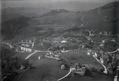 Eine Aufnahme von Flugpionier Walter Mittelholzer von 1924 zeigt das Riethüsli von der anderen Seite als die vorangehende Ansichtskarte: Links ist der Ausläufer des Berneggwaldes zu sehen. Rechts im Vordergrund thront der «Scheffelstein», dahinter liegt an der Teufener Strasse der Nestweier. Am Abhang liegt die Gärtnerei Wartmann. Oberhofstetten ist noch grün.
