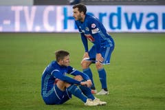 Auch Luzerns Idriz Voca (links) und Otar Kakabadze zeigen sich konsterniert nach dem Spiel. (Bild: Marcel Bieri/Keystone (Luzern, 4. November 2018))
