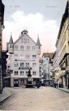 Die Verzweigung Spiser- und Turmgasse um 1920. Der Spisergass-Platz vor dem Haus Nummer 12 heisst heute Aepliplatz und der alte Brunnen mit dem Stadtbären wurde auch schon lange ersetzt. Das Haus mit den charakteristischen Türmchen hiess einst «Zum Freieck». Es wurde 1905 zur Papierhandlung umgebaut.