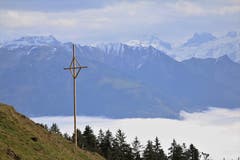 Über dem Sarnersee, der unter der Nebeldecke liegt. (Bild: Irene Wanner, (Sarnen, 4. November 2018)
