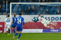 Luzerns Torhüter David Zibung kann es nicht verhindern: Das Tor zum 1:4 für den FC Zürich. (Bild: Martin Meienberger/freshfocus (Luzern, 4. November 2018))