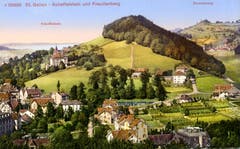 Das «Nest» im Riethüsli um 1920. In der Bildmitte ist der Nestweier knapp zu erkennen. Dahinter erhebt sich der Hügel der Bernegg mit dem Berneggwald. Links am Abhang steht das Haus «Scheffelstein», dahinter ist am Horizont der Bodensee zu erahnen. Rechts neben der Bernegg geht's durch das Tal der Demut nach St.Georgen und auf den hinten erkennbaren Freudenberg.