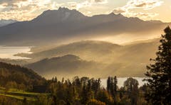 Die letzten Sonnenstrahlen scheinen durch die Nebelschwaden. (Bild: Daniel Hegglin (Zugerberg, 31. Oktober 2018))
