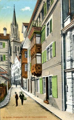 Die Kugelgasse wurde schon 1915 optisch vom Turm der Laurenzenkirche dominiert. Die Gasse war damals erheblich schmaler als heute. Die kleinteilige Bebauung links fehlt heute. Und das Haus «Zur Flasche» (links hinten mit den grünen Fensterläden) hatte noch keine Arkaden.