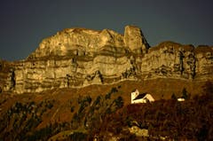 Die St.Georgs Kappelle in Berschis im Abendlicht (Bild: Toni Sieber)