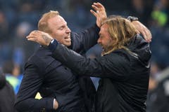 Jubel bei Zürichs Trainer Ludovic Magnin (links) und Zürichs Assistenztrainer Rene van Eck nach dem Sieg. (Bild: Alexandra Wey/Keystone (Luzern, 4. November 2018))