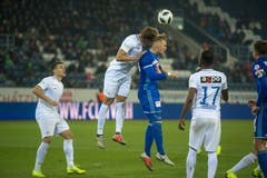 Der Zürcher Andreas Maxso (Mitte links) gewinnt das Kopfballduell gegen den Luzerner Marvin Schulz. (Bild: Dominik Wunderli (Luzern, 4. November 2018))
