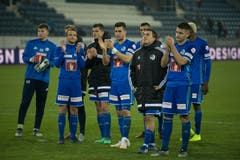 Die FCL-Spieler bedanken sich nach dem Spiel bei den Fans für den Support. (Bild: Dominik Wunderli (Luzern, 4. November 2018))