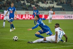 Der Luzerner Ruben Vargas wird an der Strafraumgrenze vom Zürcher Umaru Bangura (rechts) gefoult. (Bild: Dominik Wunderli (Luzern, 4. November 2018))