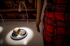 Haggis ist eine Spezialität aus der schottischen Küche. Sie besteht aus Schafsmagen, der mit Herz, Leber, Lunge, Nierenfett des Tieres, Zwiebeln und Hafermehl gefüllt wird.