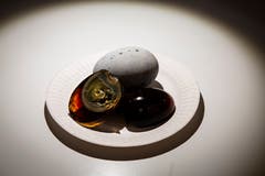 Fermentiert: Tausendjährige Eier sind eine Delikatesse der chinesischen Küche. Zur Herstellung werden rohe Enteneier für etwa drei Monate in einem Brei aus Gewürzen, Teeblättern, Piniennadeln, Salz, Wasser, Kalk, Holzasche sowie Sägespänen eingelegt.