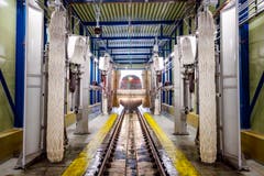 Auch in Luzern, Basel, Zürich, Genf, Oberwinterthur, Rorschach, Bellinzona und Biel stehen solche Waschanlagen. In einer solchen Halle können doppelstöckige Zugkompositionen bis zu 300 Metern gewaschen werden. (Bild: KEYSTONE/Valentin Flauraud)