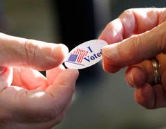 Jede Wählerin und jeder Wähler erhält nach der Stimmabgabe einen entsprechenden Sticker. (Bild: Rogelio V. Solis/AP)