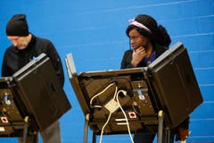 Wähler bei der Stimmabgabe im Wahllokal beim Tuttle Park Recreation Center in Columbus, Ohio. (Bild: JOhn Minchillo/AP (Columbus, 6. November 2018))