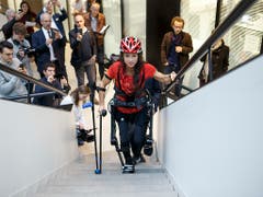 Bei einem Medienanlass demonstriert Silke Pan, wie sie mit dem Exoskelett auch Treppen überwindet. (Bild: KEYSTONE/SALVATORE DI NOLFI)