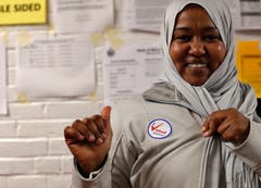 Stolz: Nashwa Abdulla mit ihrem «I Voted Today»-Sticker. (Bild: Robert F. Bukaty/AP (Lewiston, 6. November 2018))