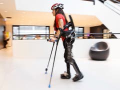 Dank des Exoskeletts Twiice One kann Handbike-Athletin Silke Pan ihren Rollstuhl auch einmal stehen lassen. (Bild: KEYSTONE/SALVATORE DI NOLFI)