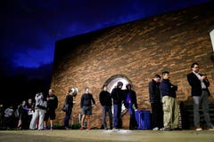 Wähler vor dem Wahllokal beim Tuttle Park Recreation Center in Columbus, Ohio. (Bild: John Minchillo/AP (Columbus, 6. November 2018))