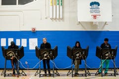 Wähler bei der Stimmabgabe im Wahllokal beim Tuttle Park Recreation Center in Columbus, Ohio. (Bild: JOhn Minchillo/AP (Columbus, 6. November 2018))