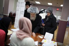 Jüdische Wähler bei der Stimmabgabe in Brooklyn. (Bild: Wong Maye-E/AP (New York, 6. November 2018))