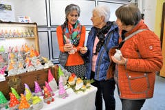 Für die drolligen Betonzwerge der Zürcherin Edith Pfister ist Regina Rast (mitte) eigens aus Sursee nach Ennetbürgen gereist. (Bild: Romano Cuonz (Ennetbürgen, 4. November 2018))