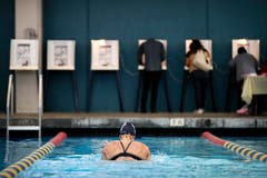 Wahllokal der besonderen Art: Sarah Salem (34, Mitte) schwimmt im Echo Deep Pool, während Wähler ihre Stimme abgeben. (Bild: Jae C. Hong/AP (Los Angeles, 6. November 2018))