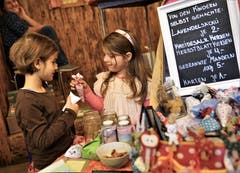 Die jüngsten Verkäuferinnen: Chiara aus Oberdorf und Anja aus Beckenried mit ihren selber gebastelten Lavendelsäcklein. (Bild: Romano Cuonz (Ennetbürgen, 4. November 2018))