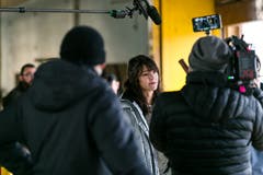 Setbesuch beim Dreh zur zweiten Staffel der SRF-Erfolgsserie "Wilder". Gedreht wurde in der Sägerei der Corbat-Holding SA in Vendlincourt JU. Im Bild: Die Hauptdarstellerin Sarah Spale als Ermittlerin Rosa Wilder.
