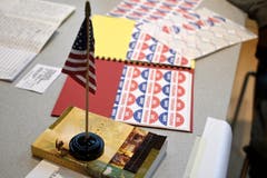Eine US-Flagge, eine Bibel und Bögen mit «I Voted»-Stickern auf dem Tisch eines Wahllokals in Philadelphia. (Bild: Bastiaan Slabbers/EPA (Philadelphia, 6. November 2018))
