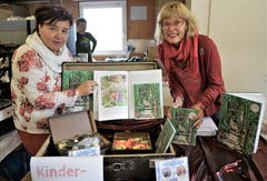 Ein kleiner Hit ist das Buch vom Steinzwerg Goldi von den Autorinnen Daniela Gröbli (links) und Renata Stäheli. (Bild: Romano Cuonz (Ennetbürgen, 4. November 2018))