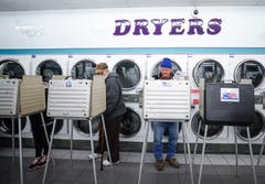 Gewählt werden alle 435 Mitgliedes Repräsentantenhauses, 35 Vertreter im 100-köpfigen Senat und 36 Gouverneure der 50 Bundesstaaten. (Bild: Kamil Kraczynski/EPA (Chigaco, 6. November 2018))