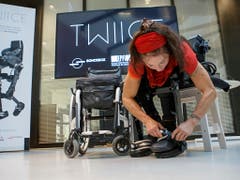 EPFL-Forschende haben das Exoskelett entwickelt und die neue Version so verbessert, dass Nutzerinnen und Nutzer es selbst an- und ablegen können. (Bild: KEYSTONE/SALVATORE DI NOLFI)