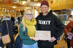 Die Geschwister Pascal und Jasmin Odermatt haben einen schön gestalteten Spruch entdeckt, der ihnen gefällt. (Bild: Romano Cuonz (Ennetbürgen, 4. November 2018))