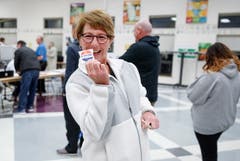 Eine Wählerin nach der Stimmabgabe im Wahllokal in der Riley Elementary School in Arlington Heights, Illinois. (Bild: Kamil Kraczynski/EPA, 6. November 2018))