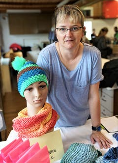 Organisatorin Evelyne Barmettler mit einem ihrer Werke. (Bild: Romano Cuonz (Ennetbürgen, 4. November 2018))