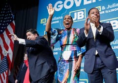 Gouverneur JB Pritzker (links) feiert mit Gouverneurin Juliana Stratton und Bruce Rauner. (Bild: EPA/Kamil Krzaczynski, Chicago, 6. November 2018)