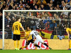 Vorentscheidung kurz vor der Pause: Santi Mina (im weissen Trikot) trifft nach 42 Minuten zur 2:1-Führung für Valencia (Bild: KEYSTONE/ANTHONY ANEX)
