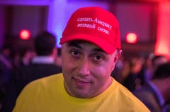 Jonny Madison aus Virginia hat auf seinem Hut «Make America Great Again» auf Russisch stehen. (Bild: EPA/Erik S. Lesser, Washington DC, 6. November 2018)