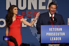 Ron DeSantis und seine Frau Casey feiern DeSantis Wahl ins Gouverneursamt. (Bild: AP/Stephen M. Dowell, Orlando, 6. November 2018)