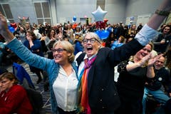 Unterstützer der lesbischen Sharice Davids freuen sich, denn: Wie es aussieht wird die junge Demokratin die Wahl in den Kongress schaffen. (Bild: EPA/Jim Lo Scalzo, Kansas, 6 November 2018)