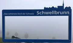 Blick auf das schönste Dorf der Schweiz - beim aktuellen Herbstnebel ist davon allerdings nicht viel zu sehen. (Bild: Dirk Schmitz)