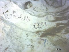 Der Zeichenstil mit schwarzer Farbe und der Darstellung von Menschen ist deutlich jünger. Forscher datieren diesen Stil auf vor etwa 13'600 Jahren. Er könnte aber auch älter sein. (Bild: Pindi Setiawan)