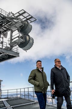 Hans Wicki, Verwaltungsratspräsident der Titlis-Bergbahnen (links) und Architekt Pierre de Meuron, auf dem Sendeturm. (Bild: Nadia Schärli (Engelberg, 5. November 2018))
