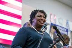 Stacey Abrams (Demokratin) aus Georgia. Sie gehörte zwischen 2007 und 2017 dem Repräsentantenhaus von Georgia als Abgeordnete an und war dort ab 2011 auch Vorsitzende der demokratischen Fraktion. (Bild: AP/Alyssa Pointer, Savannah, 5. November 2018)