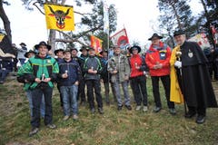 Regierungsrat Urban Camenzind und Landweibel Karl Kempf liessen sich mit den Bechergewinnern der Sektion Uri ablichten (von links): Fabio Wyrsch, Armin Herger, Daniel Bissig und Sonja Waldis-Herger. (Bild: Urs Hanhart, 7. November)