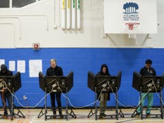 Betrieb an den Wahlstationen: Bei den Zwischenwahlen zeichnet sich eine relativ hohe Wahlbeteiligung ab (Bild: Keystone/AP/JOHN MINCHILLO)