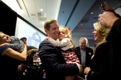 Mike Levin, einer der demokratischen Kandidaten für das Repräsentantenhaus in Kalifornien, feiert seinen Sieg. (Bild: EPA/DAVID MAUNG)