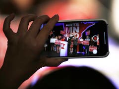 Party bei den Republikanern - mit dem Handy festgehalten (Bild: Keystone/AP/ANDY CLAYTON-KING)